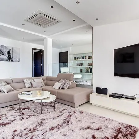 Villa Goldeneye - Luxury 6 Bedroom *