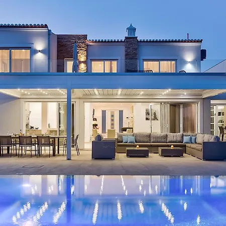 Villa Goldeneye - Luxury 6 Bedroom *