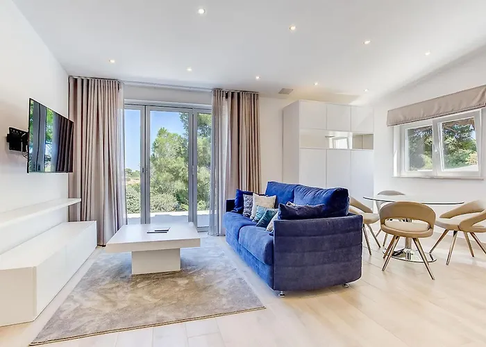 Villa Goldeneye - Luxury 6 Bedroom *