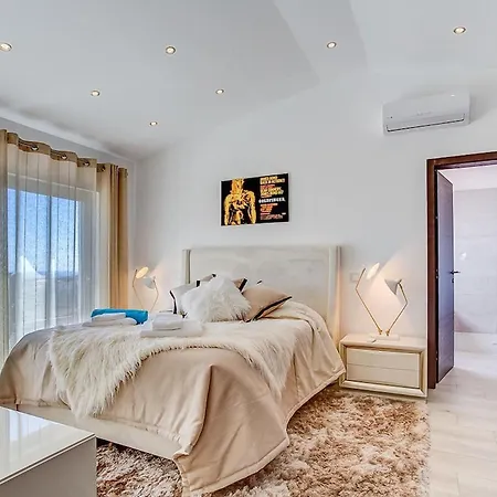 Goldeneye - Luxury 6 Bedroom