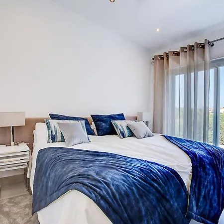 Goldeneye - Luxury 6 Bedroom Villa *