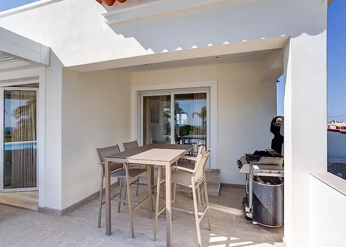 Villa Goldeneye - Luxury 6 Bedroom *