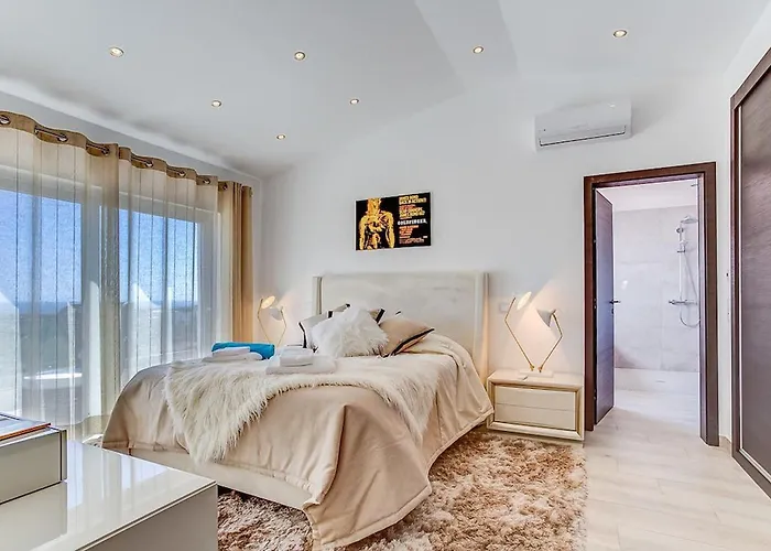 Goldeneye - Luxury 6 Bedroom