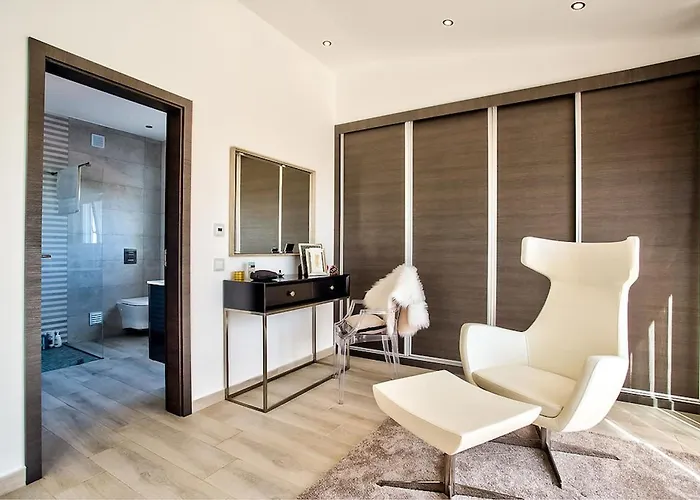 Goldeneye - Luxury 6 Bedroom Villa