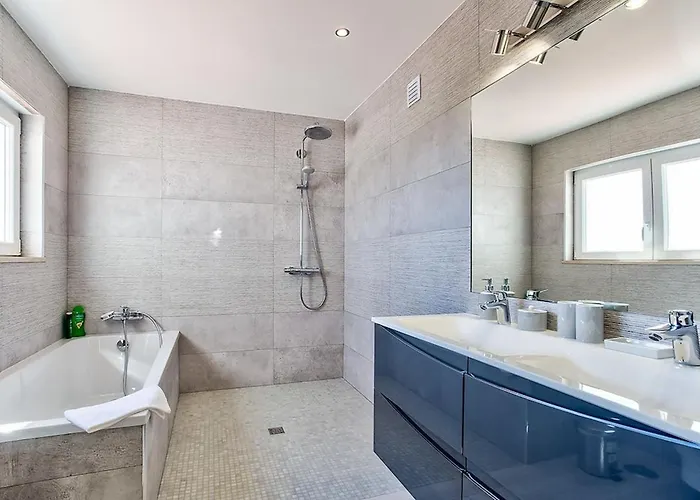 Goldeneye - Luxury 6 Bedroom *