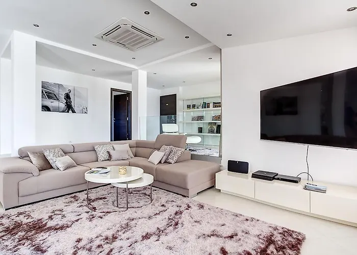 Villa Goldeneye - Luxury 6 Bedroom *
