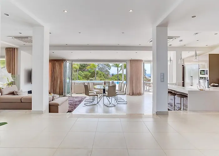 Goldeneye - Luxury 6 Bedroom *